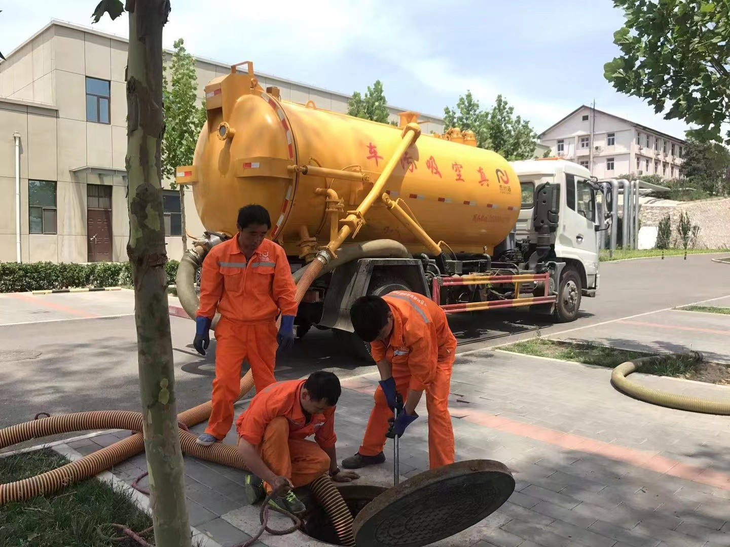 阿拉山口化粪池清理与5-8吨吸粪车施工效率分析